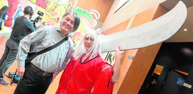 El director de 'Shin Chan', Yuji Muto, junto a un joven participante en el IX Salón del Manga de Murcia, ayer, en el anexo al Auditorio Víctor Villegas.
