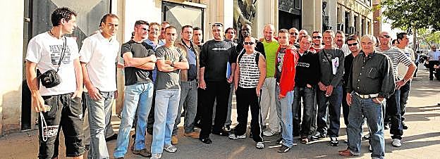 Los trabajadores afectados, en una concentración ante el Palacio de Justicia de Murcia.
