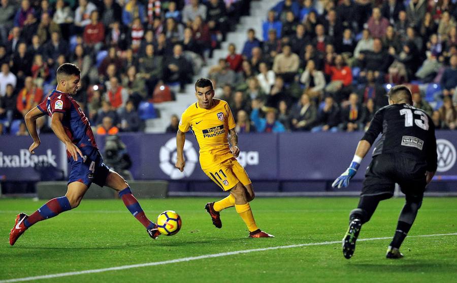 El conjunto rojiblanco venció por 5-0 en el Ciutat de València, donde no había ganado en la última década, con dobletes de Griezmann y Gameiro.