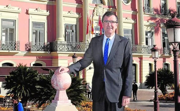 José Ballesta, en La Glorieta, la plaza que acoge el edificio del Ayuntamiento de Murcia. 