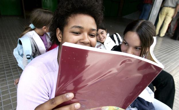 Jóvenes estudiantes de origen inmigrante.