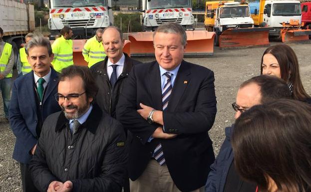 El consejero de Fomento y Presidencia, Pedro Rivera, y el delegado de Gobierno, Franciso Bernabé, durante la presentación del dispositivo especial para mantener las carreteras murcianas en buenas condiciones durante el invierno.