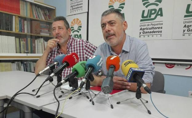 Antonio Moreno (i), secretario de Agricultura y Agua de la UPA, y Marcos Alarcón (d), secretario general de la UPA, durante una rueda de prensa, en una imagen de archivo.
