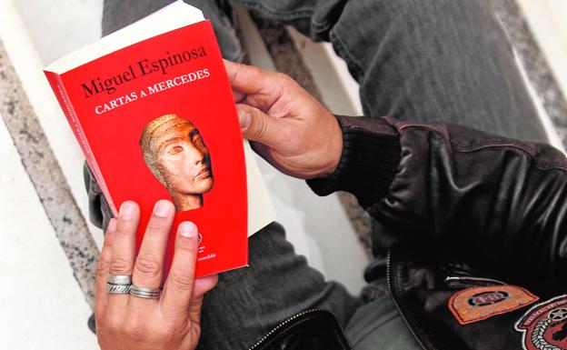 Un lector, con las 'Cartas a Mercedes' de Miguel Espinosa editadas por Afaqueque.