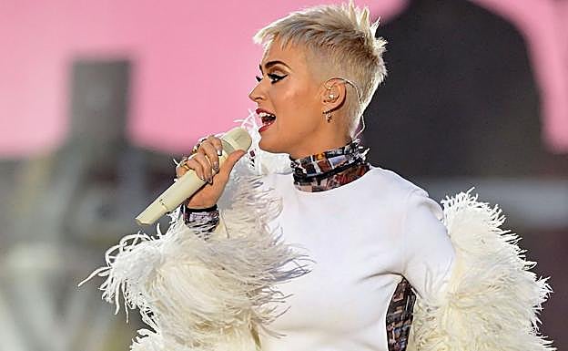 Katy Perry le da un balonazo a una fan durante su concierto en Utah