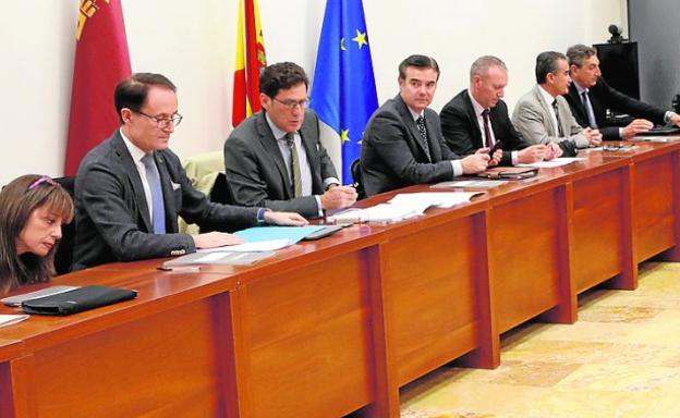 Reunión de jueces, fiscales, abogados y procuradores celebrada ayer en la Ciudad de la Justicia de Murcia.