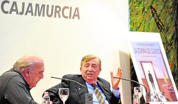 El periodista García Martínez y el subcomisario Ortiz. 