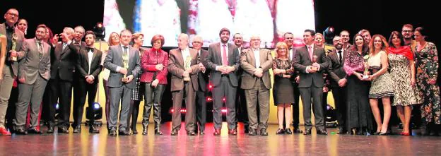 Foto de familia con los premiados y autoridades que asistieron a la gala de entrega de las 'Antenas y Micrófonos de Plata', anoche en el Teatro Romea.