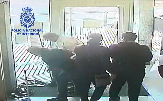 Imagen de las cámaras de seguridad, mientras entretienen a los trabajadores del banco.