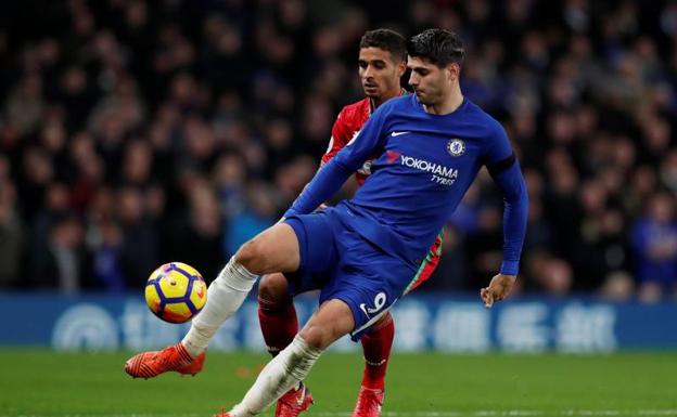 Álvaro Morata, en una acción durante el partido ante el Swansea.