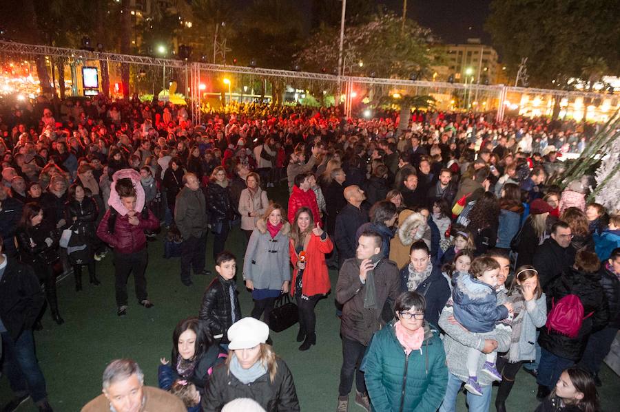Ruth Lorenzo brilla con luz propia durante una celebración que ha culminado con un colorido espectáculo pirotécnico y el encendido de un árbol de 40 metros, compuesto por 60.000 bombillas