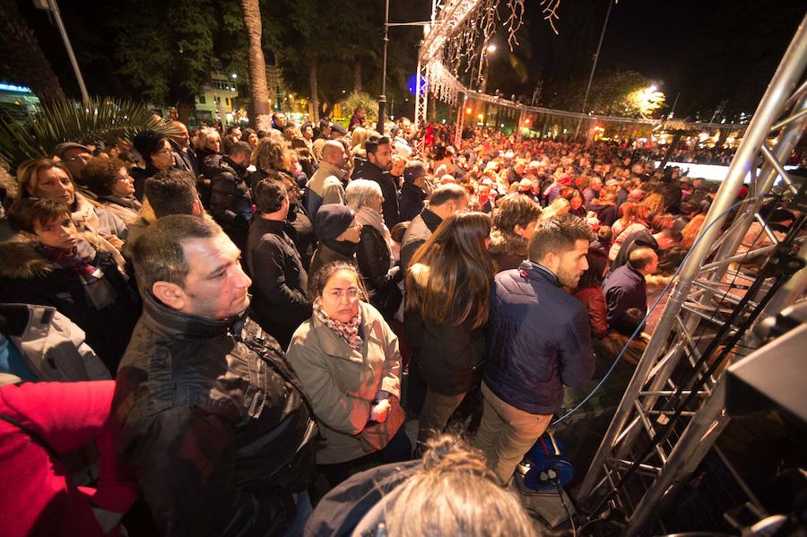 Ruth Lorenzo brilla con luz propia durante una celebración que ha culminado con un colorido espectáculo pirotécnico y el encendido de un árbol de 40 metros, compuesto por 60.000 bombillas