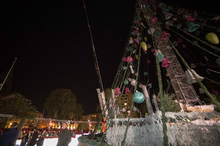 Ruth Lorenzo brilla con luz propia durante una celebración que ha culminado con un colorido espectáculo pirotécnico y el encendido de un árbol de 40 metros, compuesto por 60.000 bombillas
