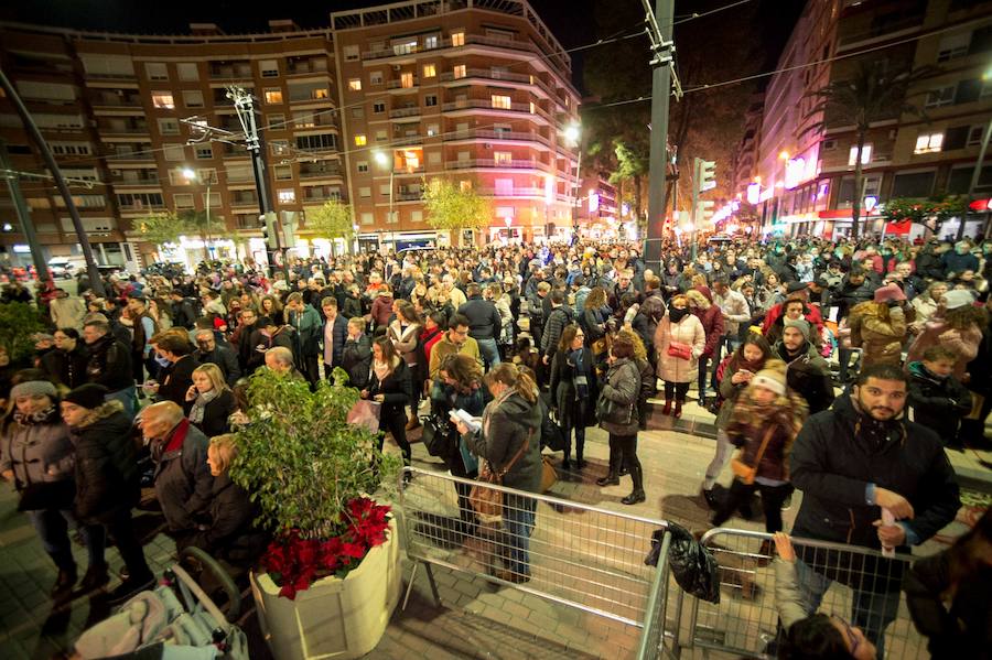 Ruth Lorenzo brilla con luz propia durante una celebración que ha culminado con un colorido espectáculo pirotécnico y el encendido de un árbol de 40 metros, compuesto por 60.000 bombillas