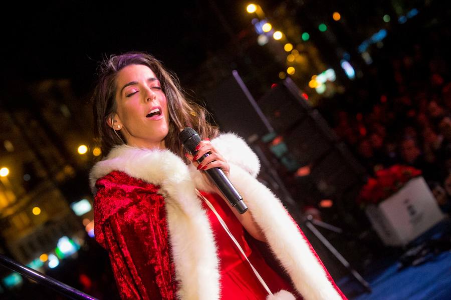 Ruth Lorenzo brilla con luz propia durante una celebración que ha culminado con un colorido espectáculo pirotécnico y el encendido de un árbol de 40 metros, compuesto por 60.000 bombillas