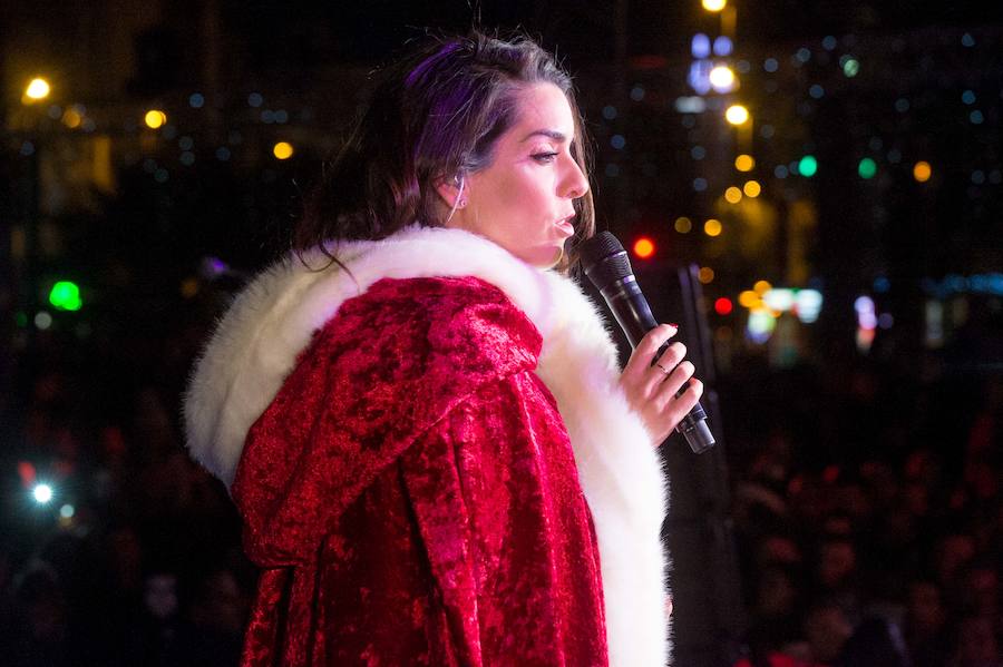 Ruth Lorenzo brilla con luz propia durante una celebración que ha culminado con un colorido espectáculo pirotécnico y el encendido de un árbol de 40 metros, compuesto por 60.000 bombillas