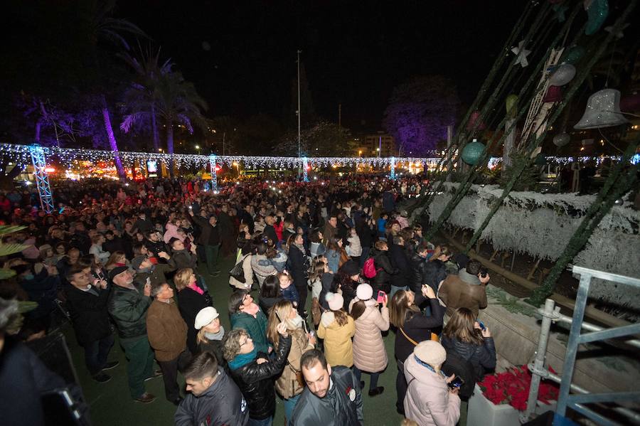 Ruth Lorenzo brilla con luz propia durante una celebración que ha culminado con un colorido espectáculo pirotécnico y el encendido de un árbol de 40 metros, compuesto por 60.000 bombillas
