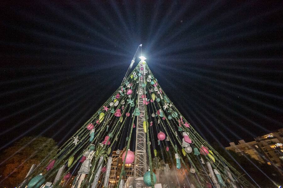Ruth Lorenzo brilla con luz propia durante una celebración que ha culminado con un colorido espectáculo pirotécnico y el encendido de un árbol de 40 metros, compuesto por 60.000 bombillas