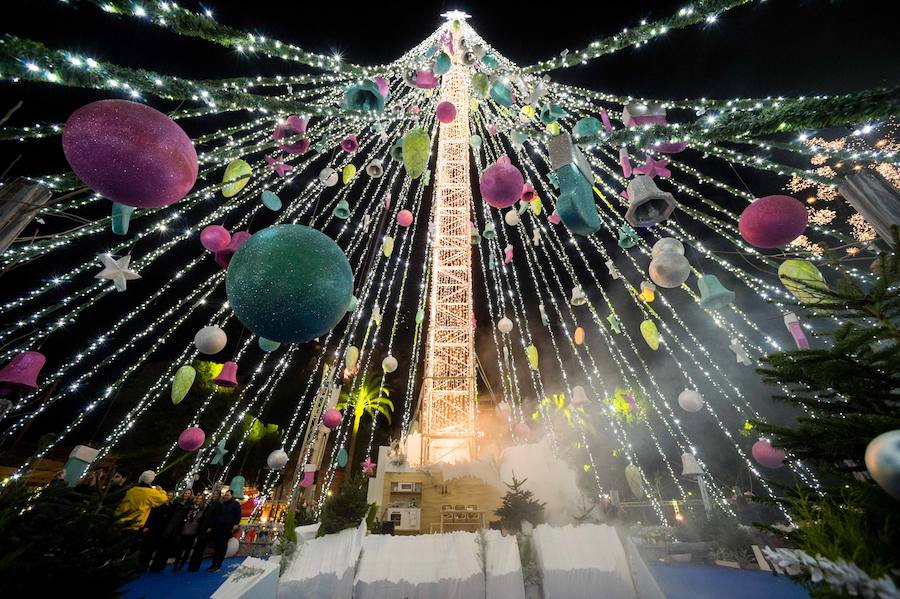 Ruth Lorenzo brilla con luz propia durante una celebración que ha culminado con un colorido espectáculo pirotécnico y el encendido de un árbol de 40 metros, compuesto por 60.000 bombillas