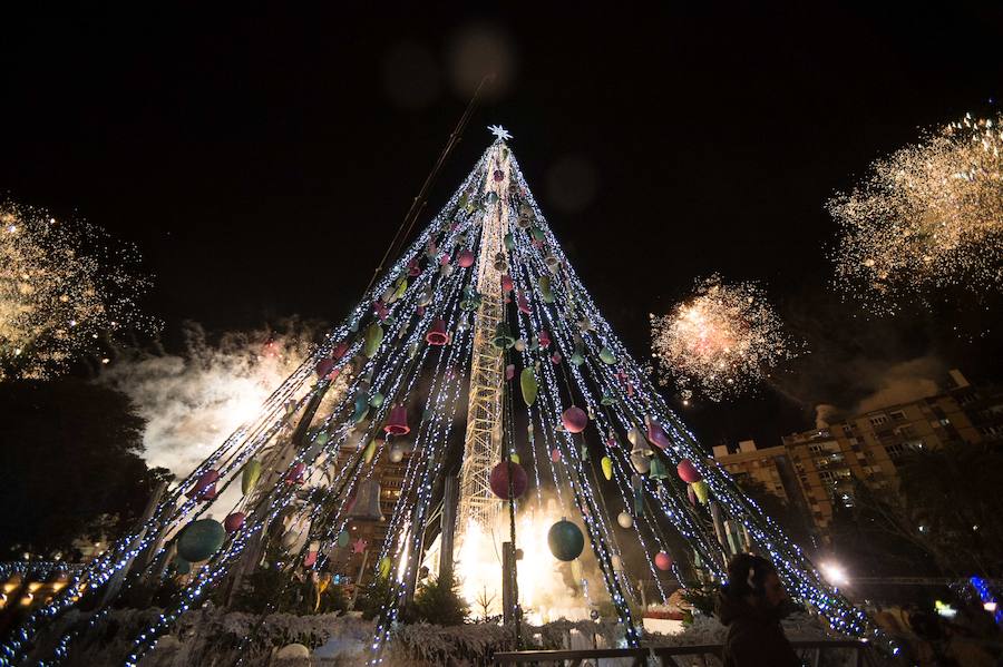 Ruth Lorenzo brilla con luz propia durante una celebración que ha culminado con un colorido espectáculo pirotécnico y el encendido de un árbol de 40 metros, compuesto por 60.000 bombillas