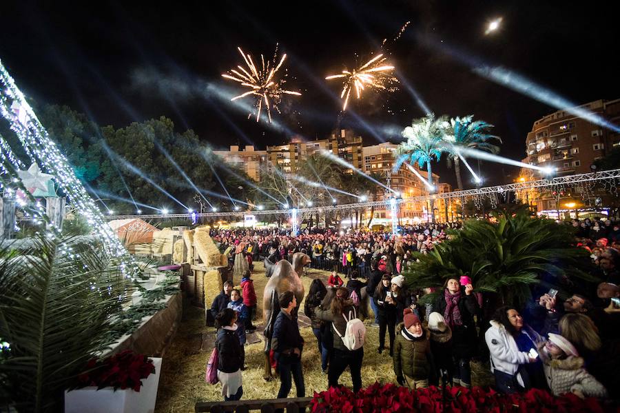 Ruth Lorenzo brilla con luz propia durante una celebración que ha culminado con un colorido espectáculo pirotécnico y el encendido de un árbol de 40 metros, compuesto por 60.000 bombillas