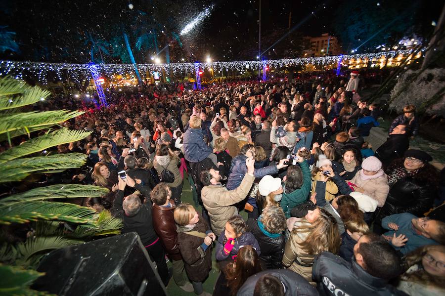 Ruth Lorenzo brilla con luz propia durante una celebración que ha culminado con un colorido espectáculo pirotécnico y el encendido de un árbol de 40 metros, compuesto por 60.000 bombillas