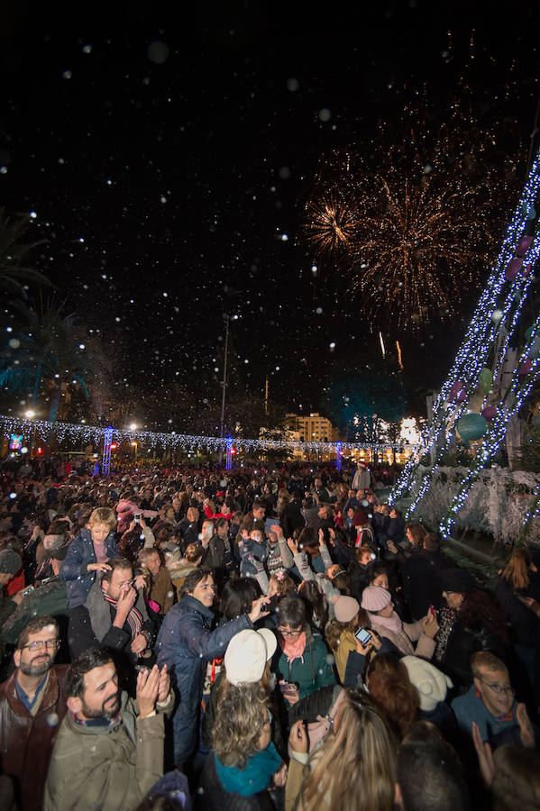 Ruth Lorenzo brilla con luz propia durante una celebración que ha culminado con un colorido espectáculo pirotécnico y el encendido de un árbol de 40 metros, compuesto por 60.000 bombillas