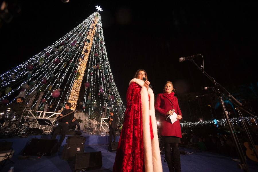 Ruth Lorenzo brilla con luz propia durante una celebración que ha culminado con un colorido espectáculo pirotécnico y el encendido de un árbol de 40 metros, compuesto por 60.000 bombillas