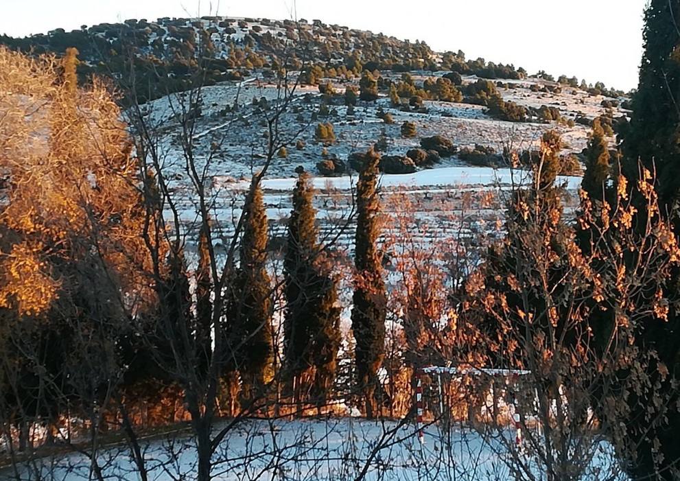 La nieve cubre las casas y el entorno en el complejo turístico Caserío Inazares de Moratalla.