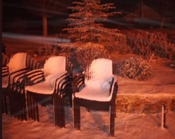 La nieve cubre las casas y el entorno en el complejo turístico Caserío Inazares de Moratalla.