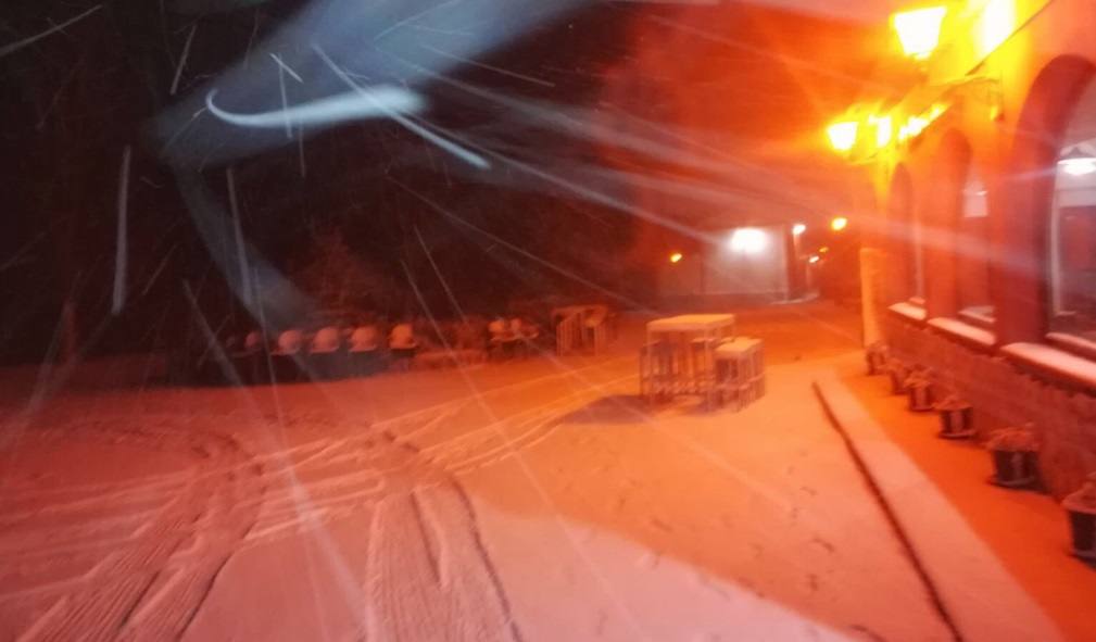 La nieve cubre las casas y el entorno en el complejo turístico Caserío Inazares de Moratalla.