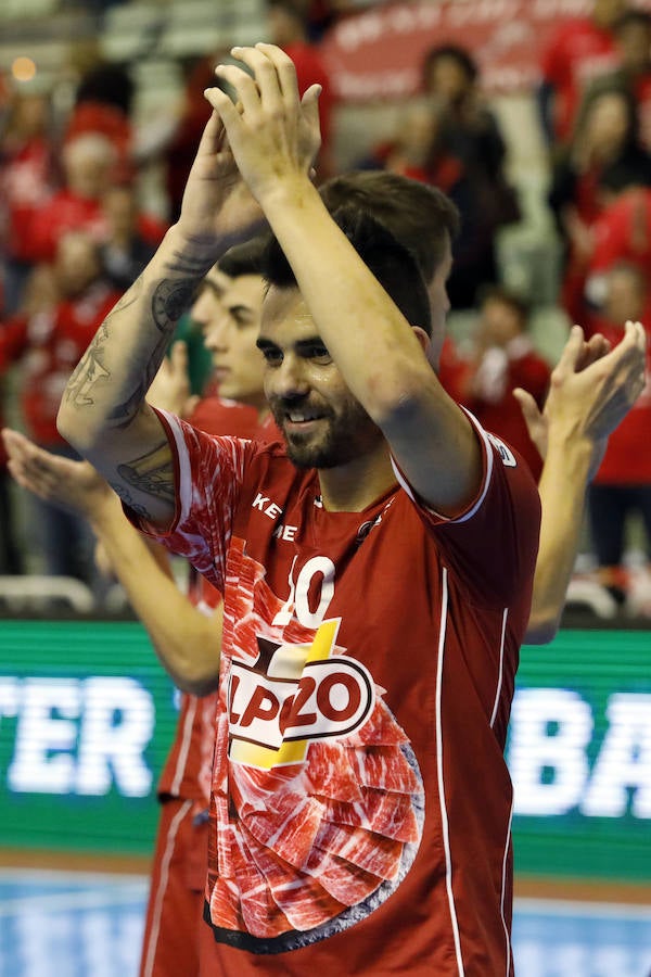 El conjunto de Duda resuelve en los últimos minutos el choque en el que celebró sus mil partidos