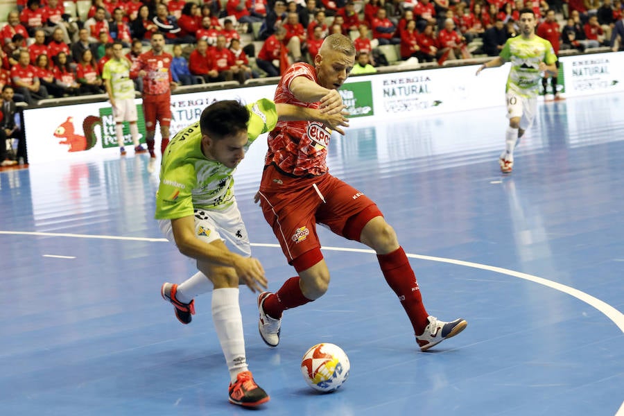 El conjunto de Duda resuelve en los últimos minutos el choque en el que celebró sus mil partidos