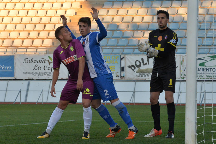 Un tanto de penalti de Chavero en el minuto 90 le da tres puntos muy necesarios ante el Lorca Deportiva al equipo de Monteagudo