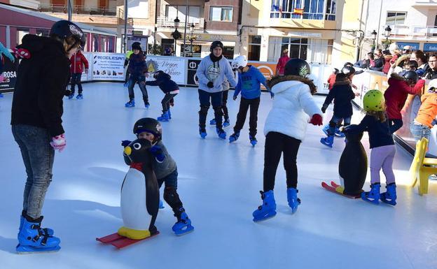 Niños de todas las edades se lanzan a probar su destreza sobre la pista de patinaje. 
