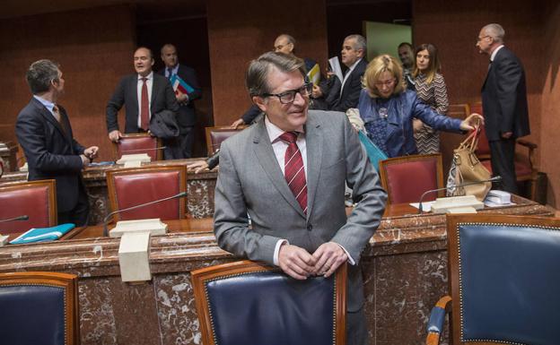 El consejero de Agua, Agricultura, Ganadería y Pesca, Francisco Jódar, este lunes, en la Asamblea Regional.