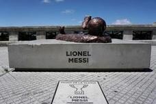 De la escultura de Messi sólo quedaron las botas.