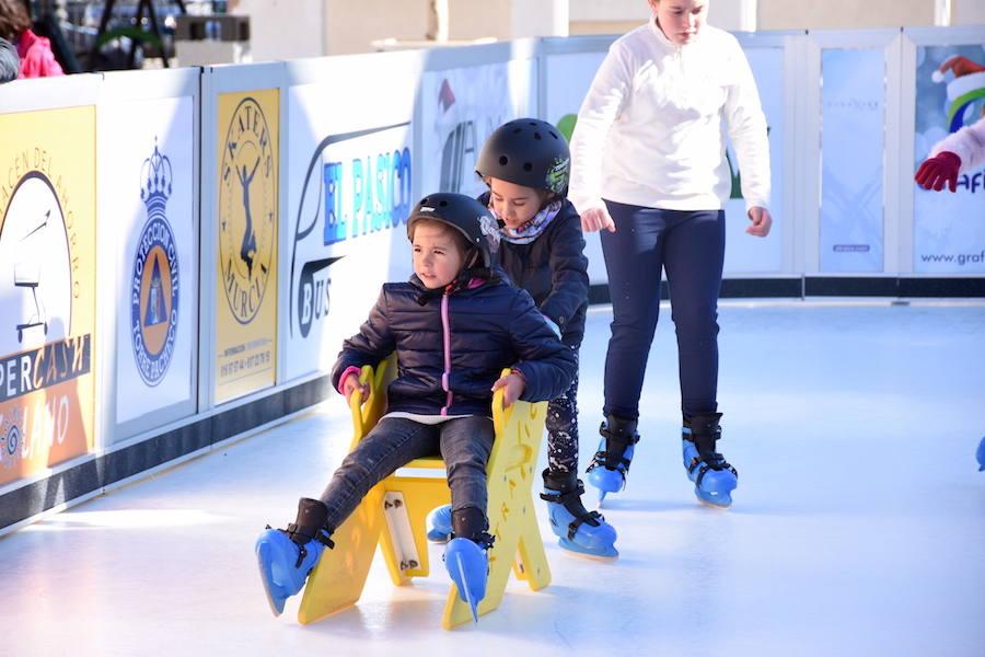 Sillas deslizantes, pingüinos y osos patinadores sirven de apoyo y juego a los más pequeños sobre la pista. 