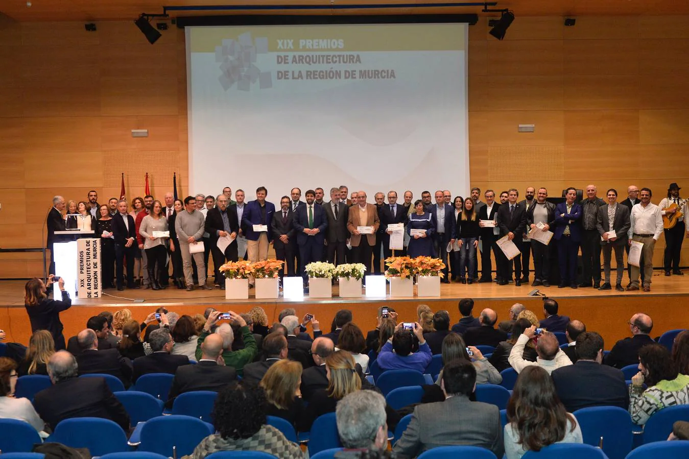 Javier Rubio y Mónica García, del estudio Cómo crear historias, recibieron ayer el Premio Regional de Arquitectura por su obra 'La misteriosa historia del jardín que produce agua', de Cehegín, en un acto en el Archivo General.