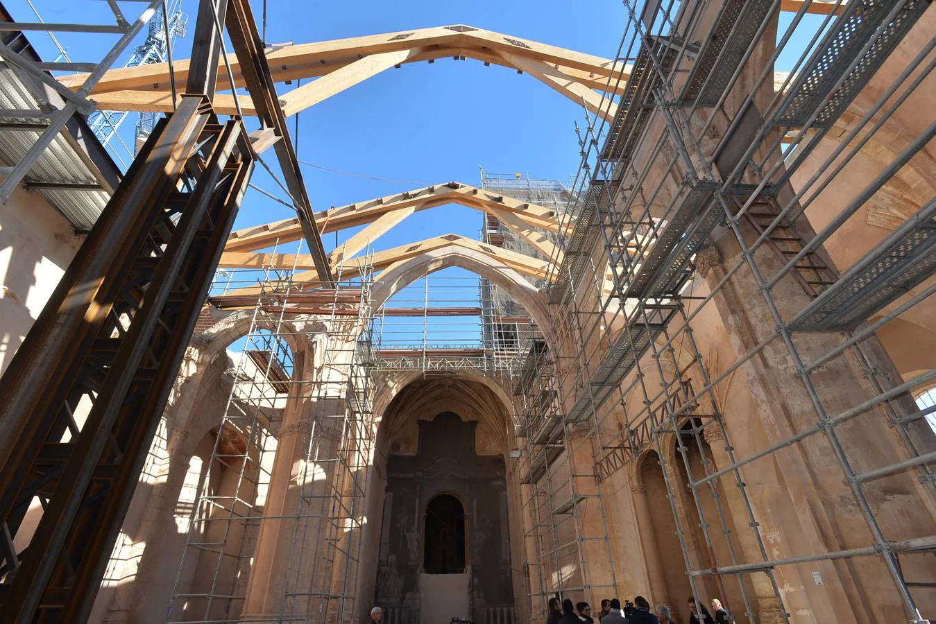 La iglesia de Santa María de Lorca, aún en su estado actual, «es una auténtica belleza». El alcalde, Fulgencio Gil Jódar, no pudo ayer evitar maravillarse al contemplar el monumento, que se encuentra en el ecuador de las obras de rehabilitación