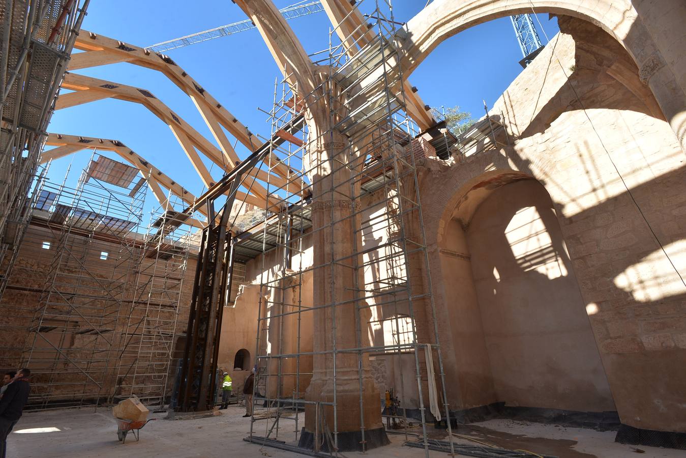 La iglesia de Santa María de Lorca, aún en su estado actual, «es una auténtica belleza». El alcalde, Fulgencio Gil Jódar, no pudo ayer evitar maravillarse al contemplar el monumento, que se encuentra en el ecuador de las obras de rehabilitación