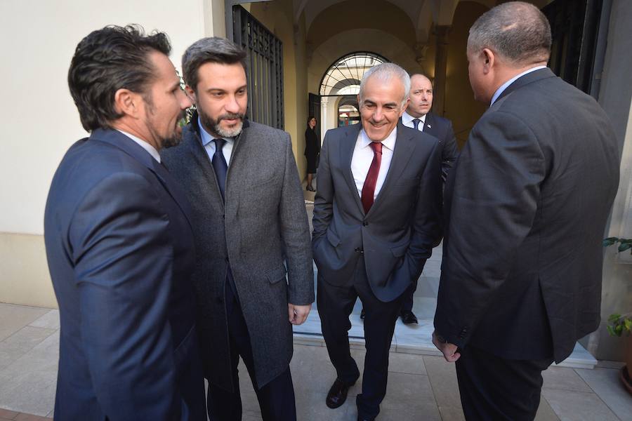 El presidente regional, Fernando López Miras, aseguró este martes, durante el acto de conmemoración del Día de a Constitución , que "mi compromiso es seguir defendiendo y mejorando" la Carta Magna. Para ello abogó "por el espíritu del 78" y por los "consensos". López Miras subrayó que "ningún español es mejor que otro por haber nacido en una u otra Comunidad Autónoma".