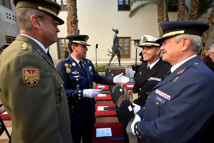 El presidente regional, Fernando López Miras, aseguró este martes, durante el acto de conmemoración del Día de a Constitución , que "mi compromiso es seguir defendiendo y mejorando" la Carta Magna. Para ello abogó "por el espíritu del 78" y por los "consensos". López Miras subrayó que "ningún español es mejor que otro por haber nacido en una u otra Comunidad Autónoma".