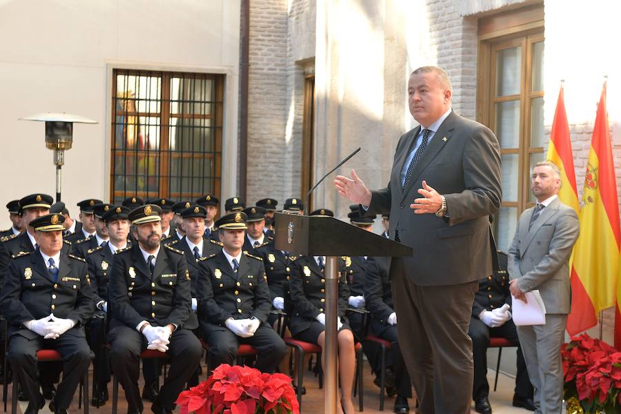 El presidente regional, Fernando López Miras, aseguró este martes, durante el acto de conmemoración del Día de a Constitución , que "mi compromiso es seguir defendiendo y mejorando" la Carta Magna. Para ello abogó "por el espíritu del 78" y por los "consensos". López Miras subrayó que "ningún español es mejor que otro por haber nacido en una u otra Comunidad Autónoma".
