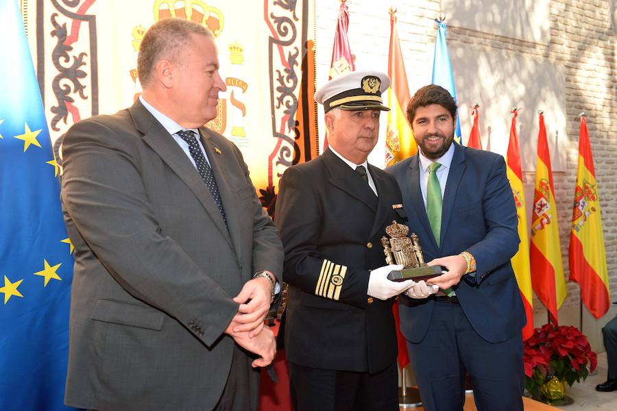 El presidente regional, Fernando López Miras, aseguró este martes, durante el acto de conmemoración del Día de a Constitución , que "mi compromiso es seguir defendiendo y mejorando" la Carta Magna. Para ello abogó "por el espíritu del 78" y por los "consensos". López Miras subrayó que "ningún español es mejor que otro por haber nacido en una u otra Comunidad Autónoma".