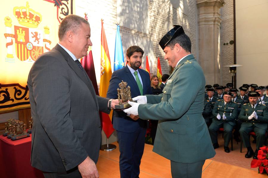 El presidente regional, Fernando López Miras, aseguró este martes, durante el acto de conmemoración del Día de a Constitución , que "mi compromiso es seguir defendiendo y mejorando" la Carta Magna. Para ello abogó "por el espíritu del 78" y por los "consensos". López Miras subrayó que "ningún español es mejor que otro por haber nacido en una u otra Comunidad Autónoma".
