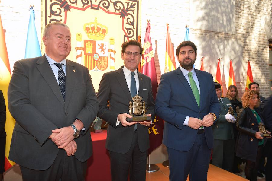 El presidente regional, Fernando López Miras, aseguró este martes, durante el acto de conmemoración del Día de a Constitución , que "mi compromiso es seguir defendiendo y mejorando" la Carta Magna. Para ello abogó "por el espíritu del 78" y por los "consensos". López Miras subrayó que "ningún español es mejor que otro por haber nacido en una u otra Comunidad Autónoma".