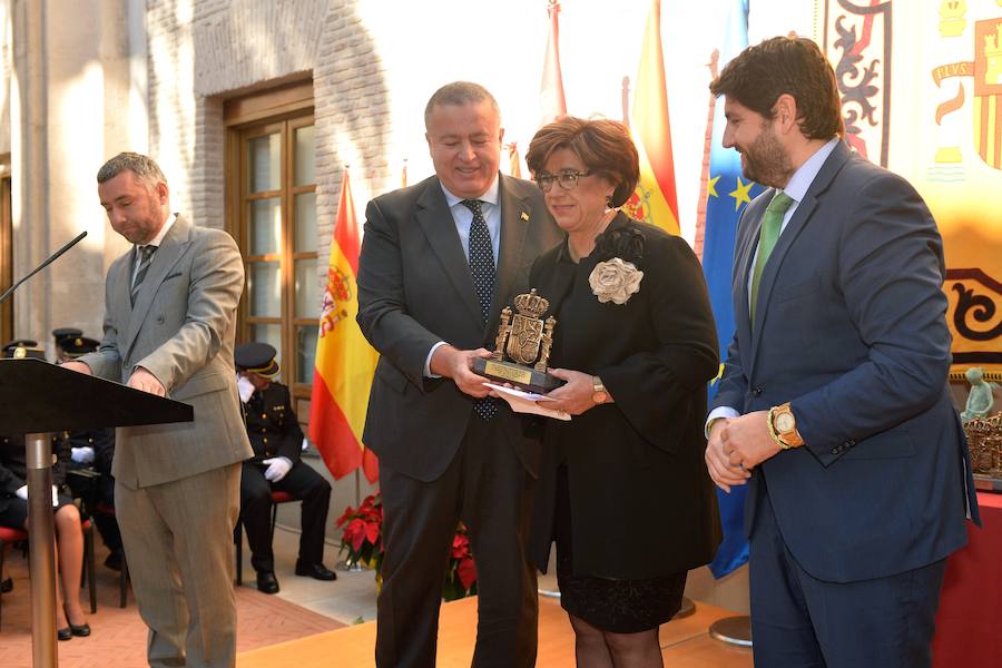 El presidente regional, Fernando López Miras, aseguró este martes, durante el acto de conmemoración del Día de a Constitución , que "mi compromiso es seguir defendiendo y mejorando" la Carta Magna. Para ello abogó "por el espíritu del 78" y por los "consensos". López Miras subrayó que "ningún español es mejor que otro por haber nacido en una u otra Comunidad Autónoma".
