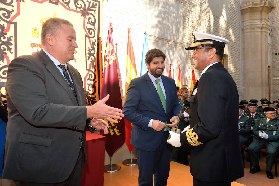 El presidente regional, Fernando López Miras, aseguró este martes, durante el acto de conmemoración del Día de a Constitución , que "mi compromiso es seguir defendiendo y mejorando" la Carta Magna. Para ello abogó "por el espíritu del 78" y por los "consensos". López Miras subrayó que "ningún español es mejor que otro por haber nacido en una u otra Comunidad Autónoma".