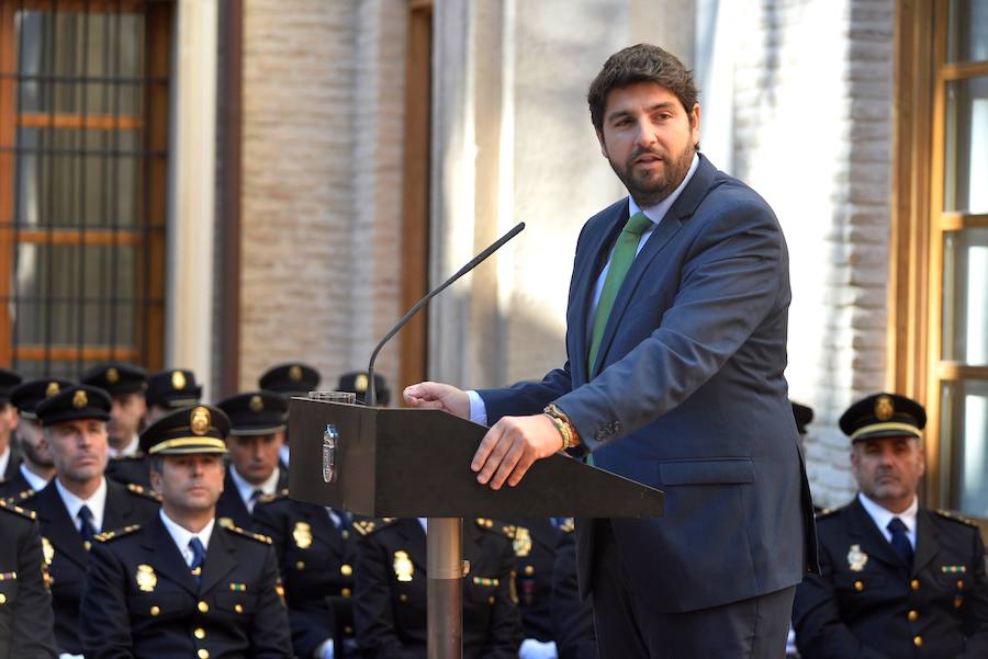 El presidente regional, Fernando López Miras, aseguró este martes, durante el acto de conmemoración del Día de a Constitución , que "mi compromiso es seguir defendiendo y mejorando" la Carta Magna. Para ello abogó "por el espíritu del 78" y por los "consensos". López Miras subrayó que "ningún español es mejor que otro por haber nacido en una u otra Comunidad Autónoma".
